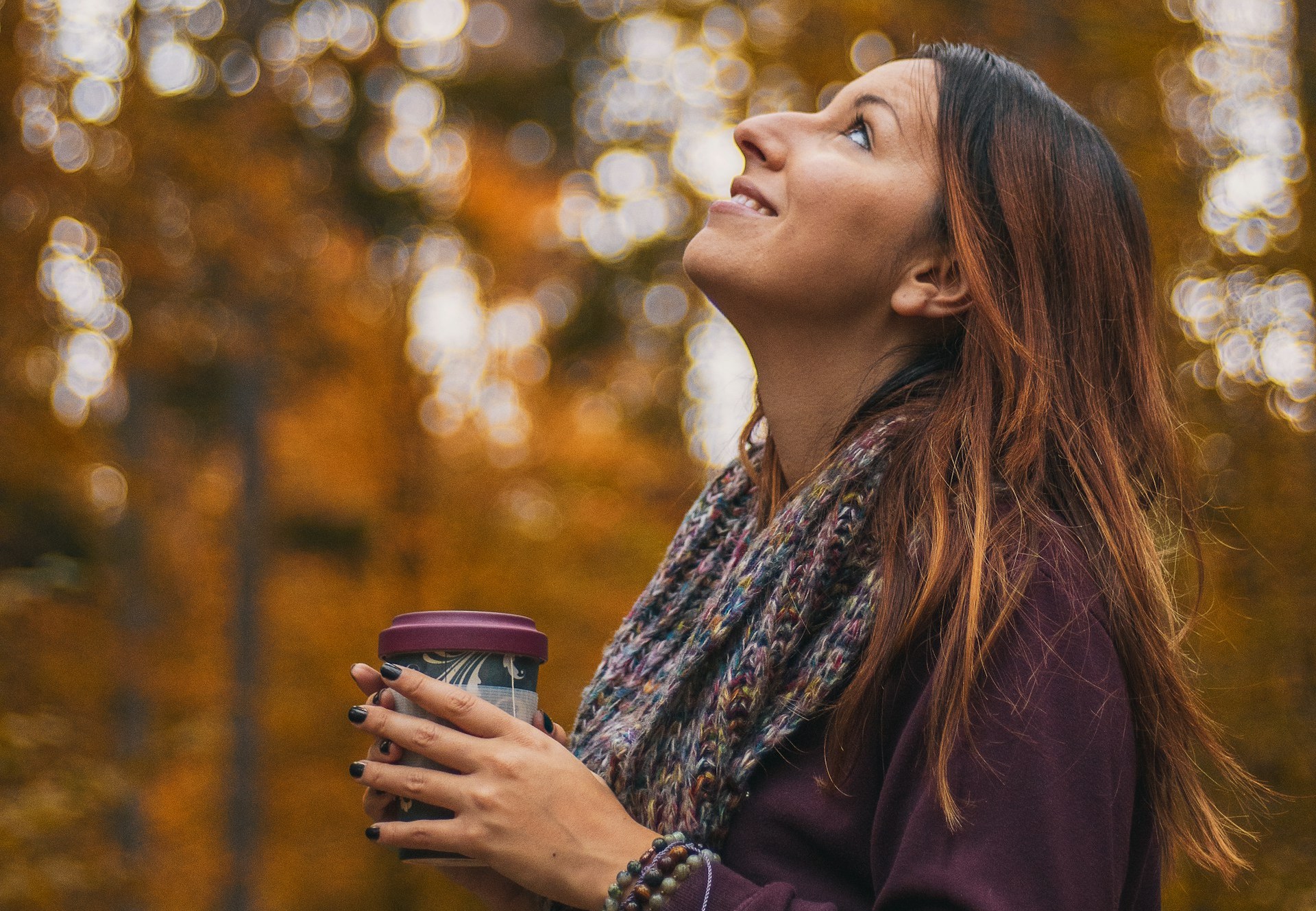 kobieta patrząca w niebo